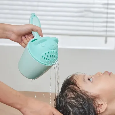 Gobelet de bain bébé pour rincer les cheveux